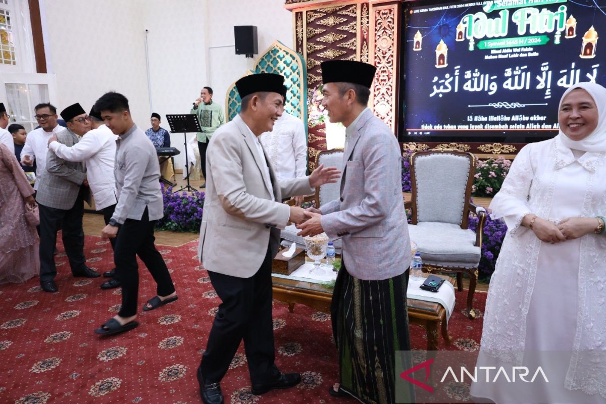 Pj Wali Kota Palembang terima warga rumah dinas saat lebaran