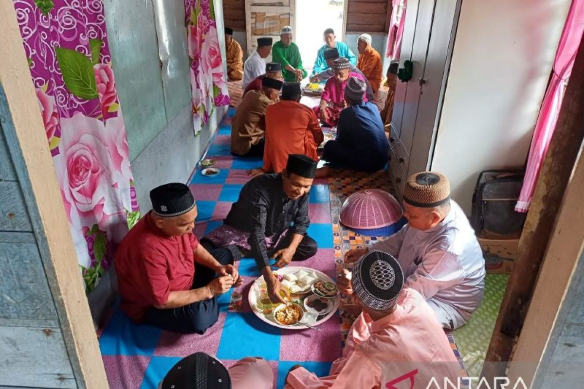 Warga Kabupaten Karimun masih terus lestarikan tradisi kenduri Idul Fitri