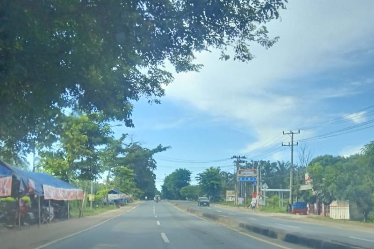 Arus lalu lintas di Jalinsum sepi kendaraan melintas pada hari pertama lebaran