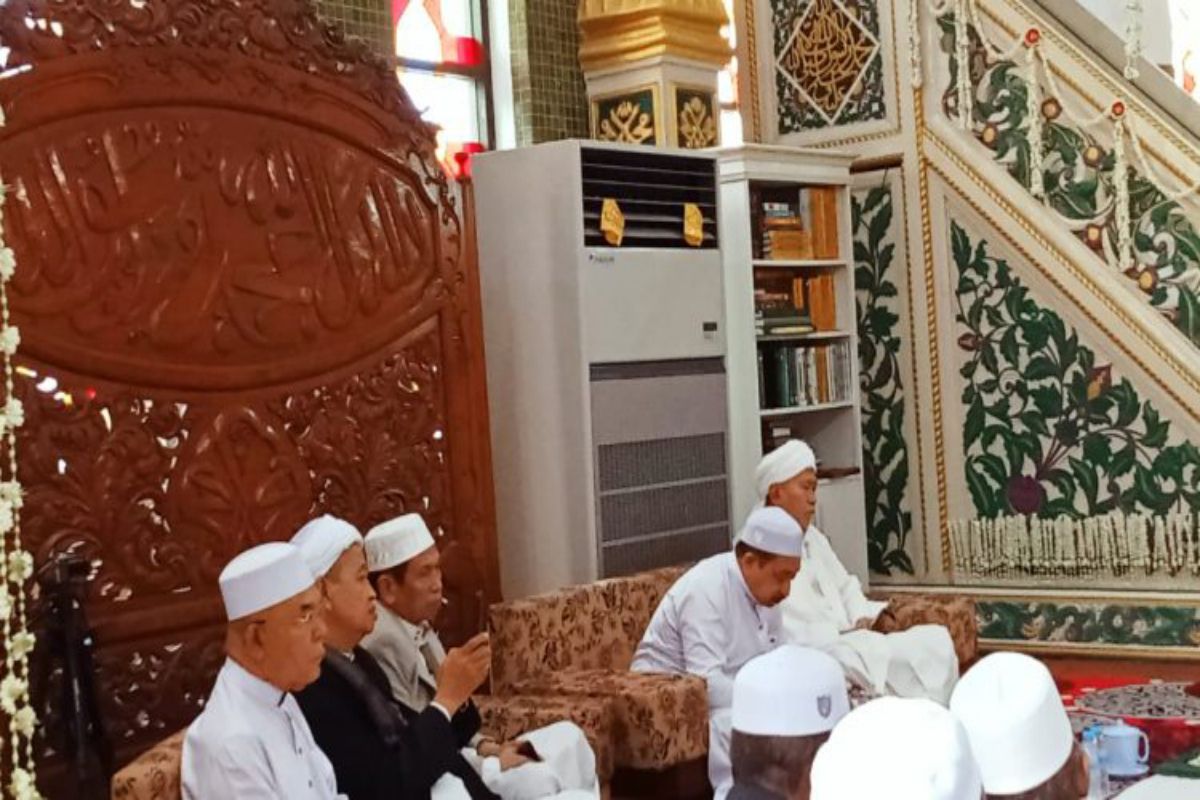 LEBARAN - Wabup Banjar bersama ribuan jamaah shalat Ied di Masjid Al Karomah