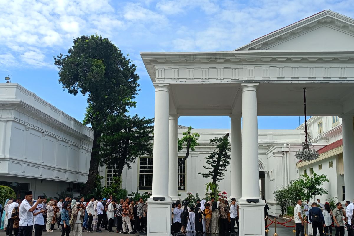 Masyarakat mulai berdatangan ke Istana Negara Jakarta
