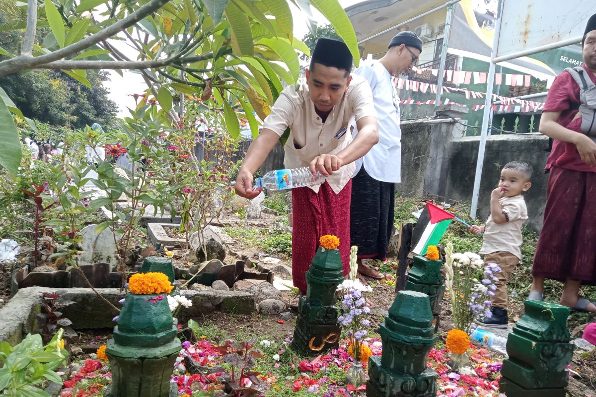 Warga Kota Mataram lakukan tradisi ziarah kubur usai Shalat Id