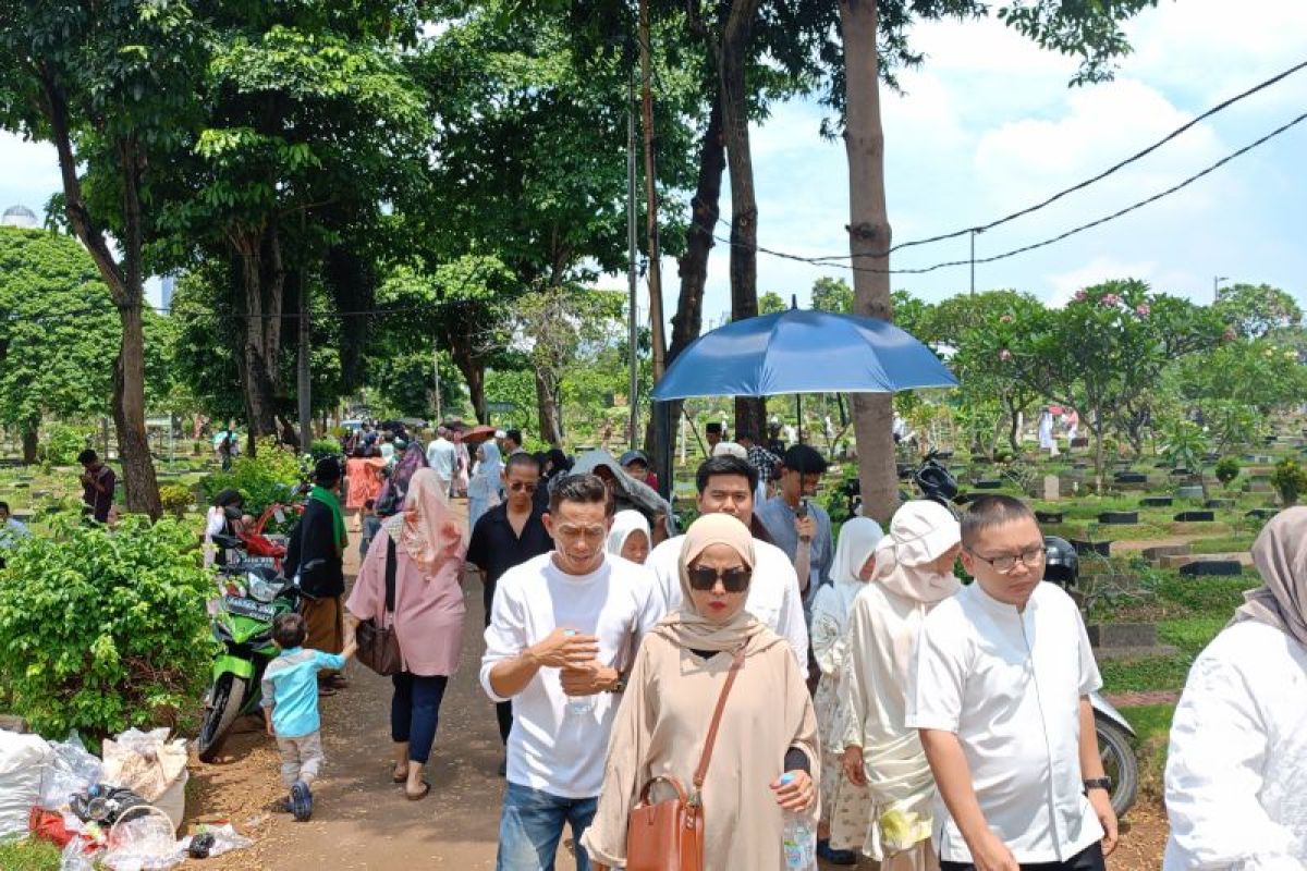 Warga padati TPU Karet Bivak di hari pertama Lebaran 2024