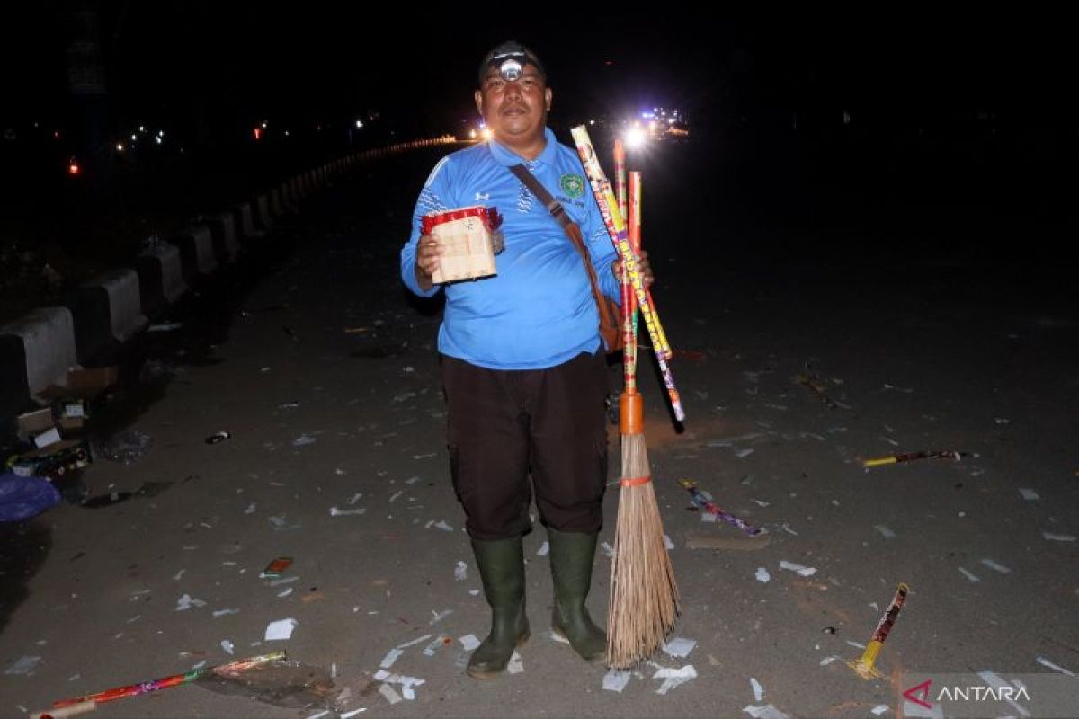 Sampah petasan berhamburan usai pesta malam lebaran di Tapin