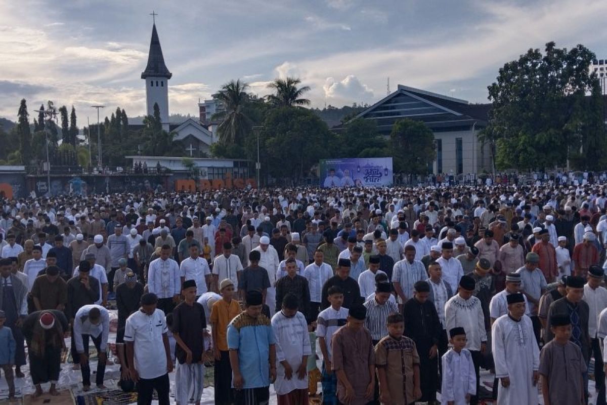 Ribuan muslim  Shalat Id di Lapangan Merdeka Ambon