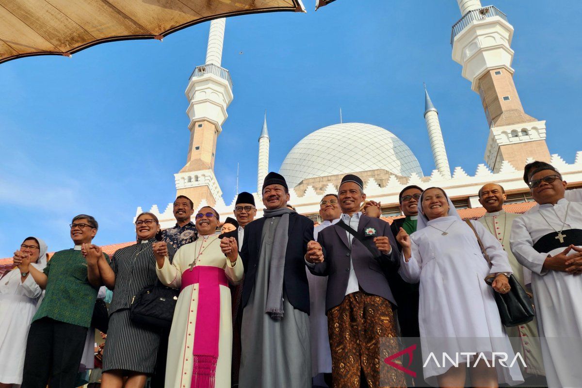 Uskup Agung Semarang sampaikan selamat Idul Fitri di Masjid Agung Jawa Tengah