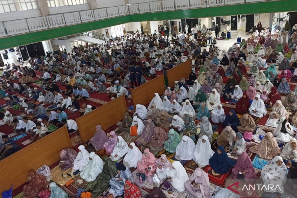 Hampir 3.000 jemaah ikut shalat Idul Fitri di Masjid Hasyim Asy'ari
