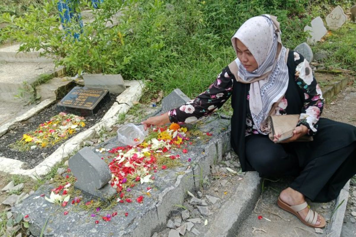 Juru parkir di kuburan Lombok Tengah raup pendapatan di Idul Fitri 2024