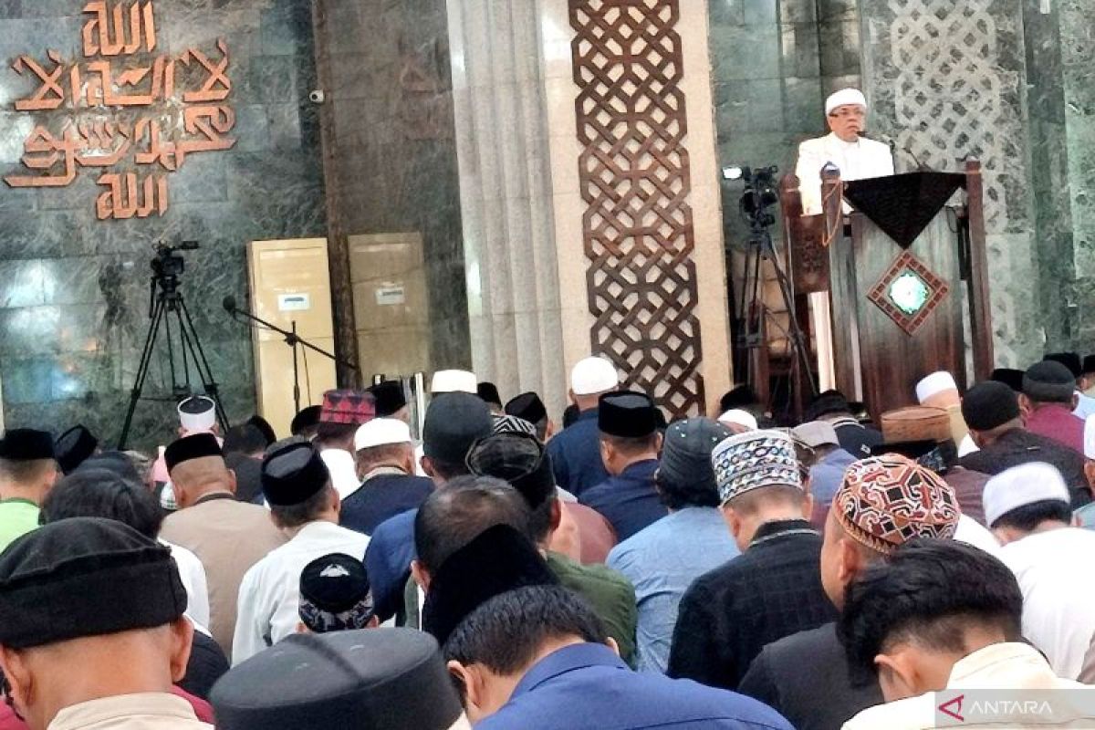 Ribuan jamaah Shalat Idul Fitri di Masjid Al Markaz Makassar
