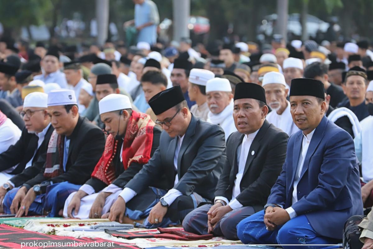 Bupati Sumbawa Barat ajak warganya tetap konsisten bangun demokrasi