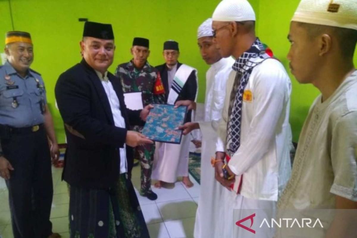 Pj Bupati Sinjai menyerahkan remisi Idul Fitri kepada 146 WBP