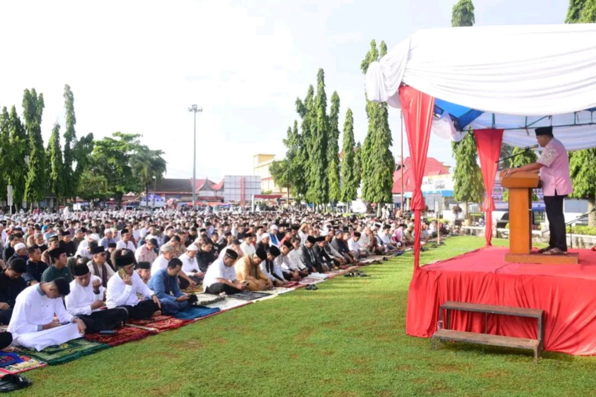 Ribuan jamaah ikuti Shalat Idul Fitri di Lapangan Merdeka Pariaman