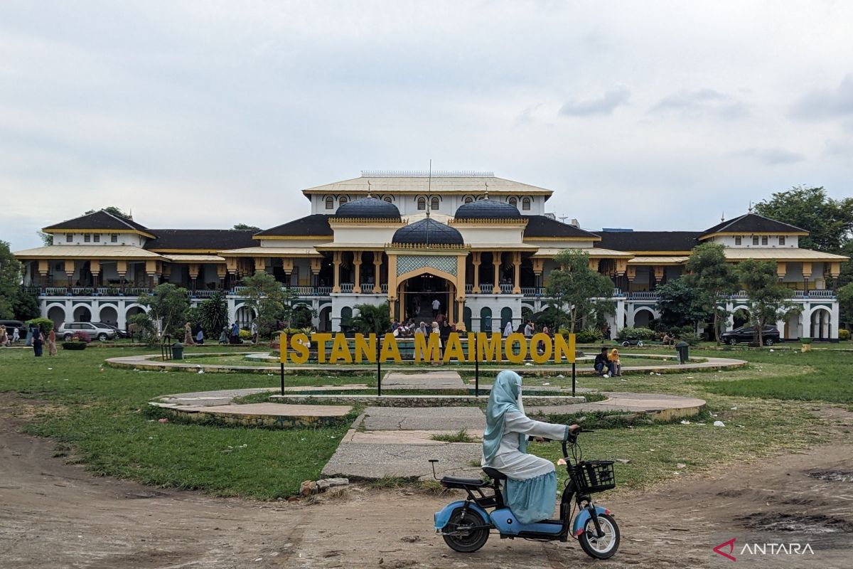 Wisatawan lokal ke Istana Maimun Medan saat Lebaran untuk edukasi dan rekreasi