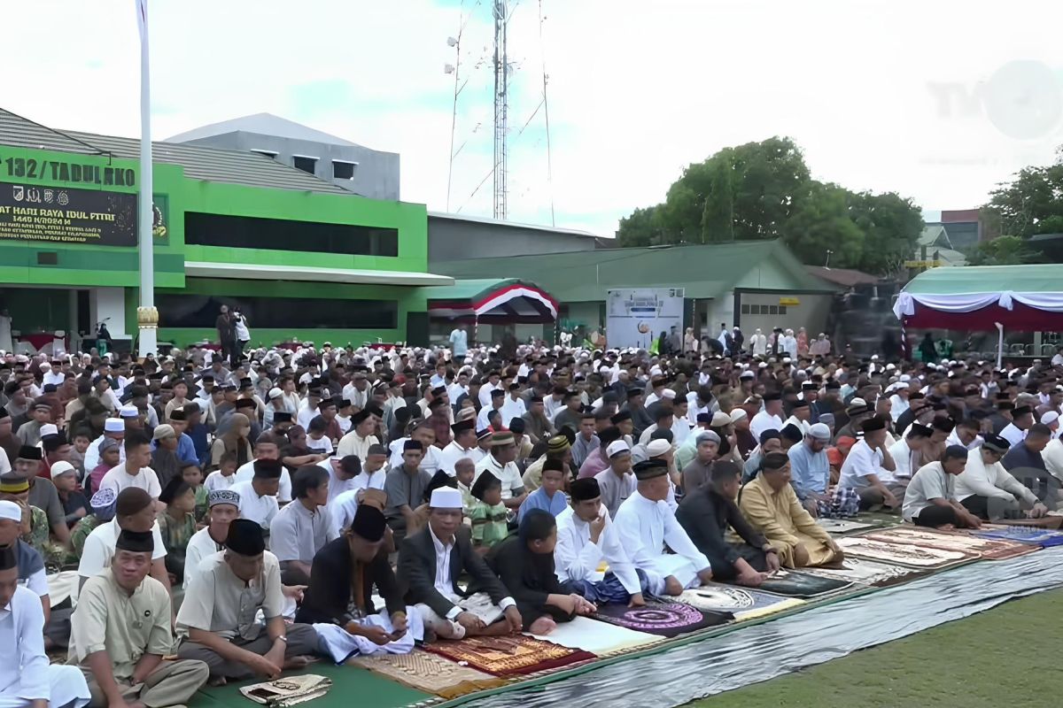 Ribuan warga Kota Palu shalat Idul Fitri di Makorem 132/Tadulako