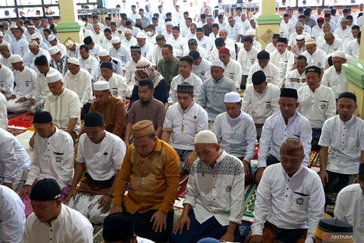Ratusan warga binaan pemasyarakatan Shalat Id di Lapas Gorontalo