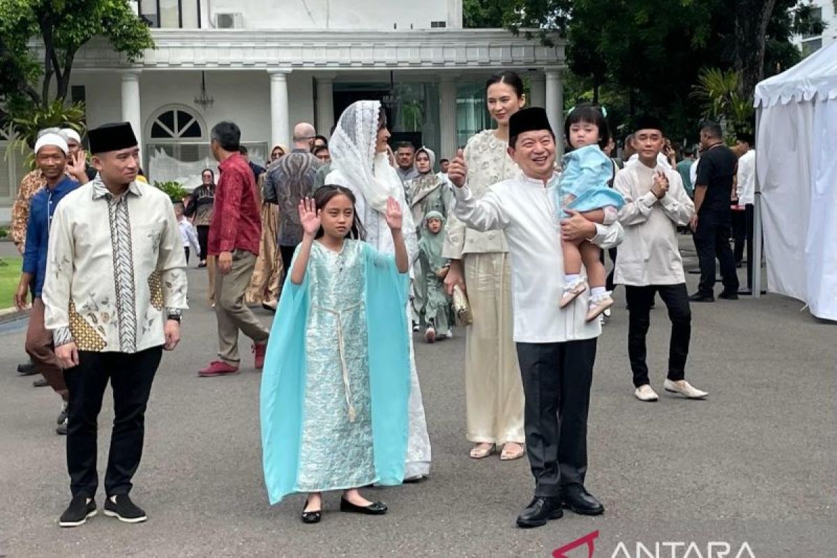 People flocking to open house reflects love for Jokowi: Minister