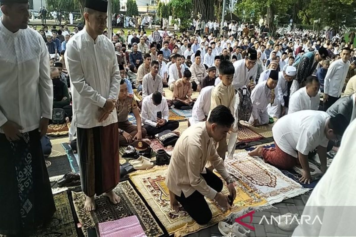Gibran hadiri Sholat Idul Fitri di Balai Kota Surakarta