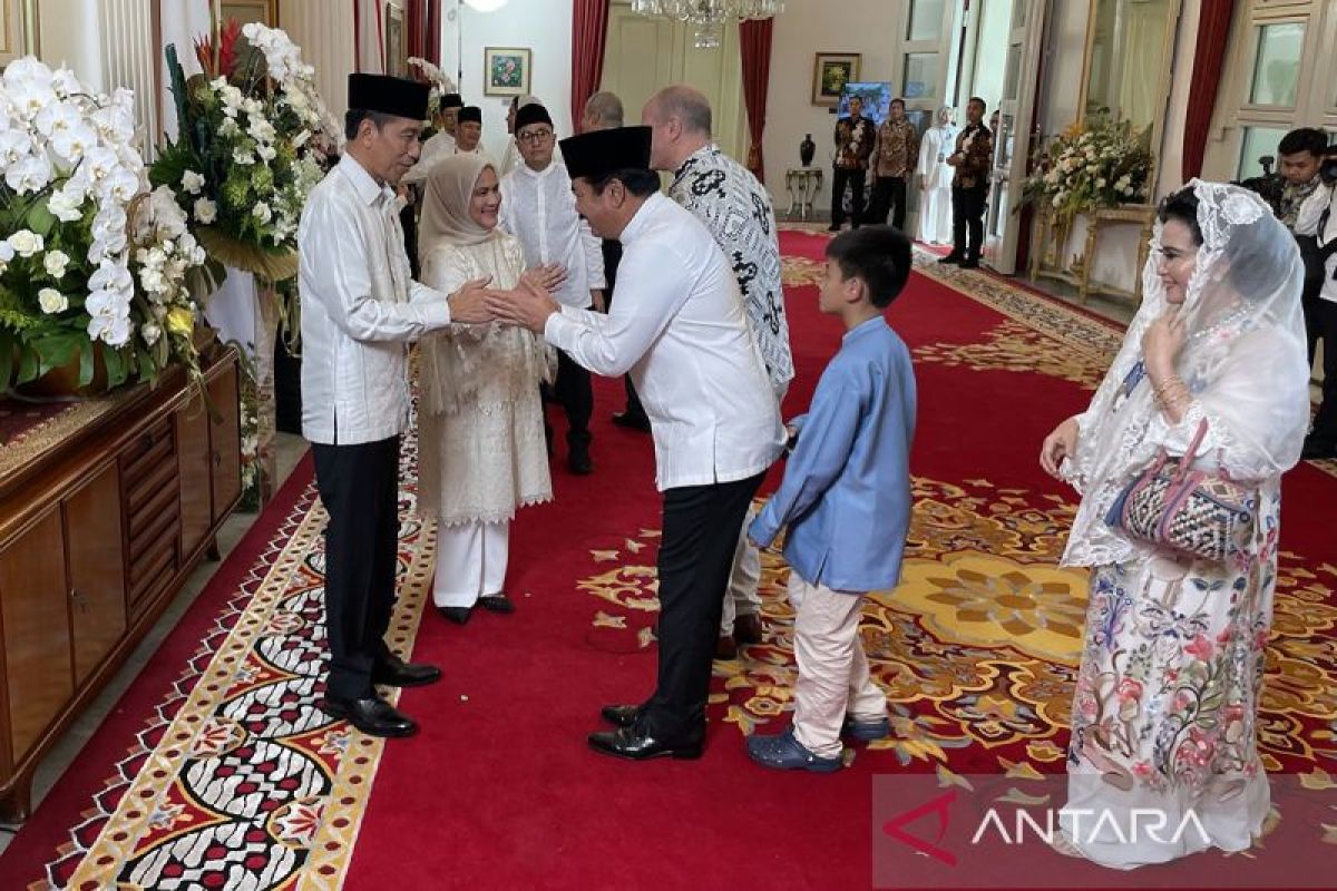Presiden Jokowi sambut para tamu peserta "open house" di Istana