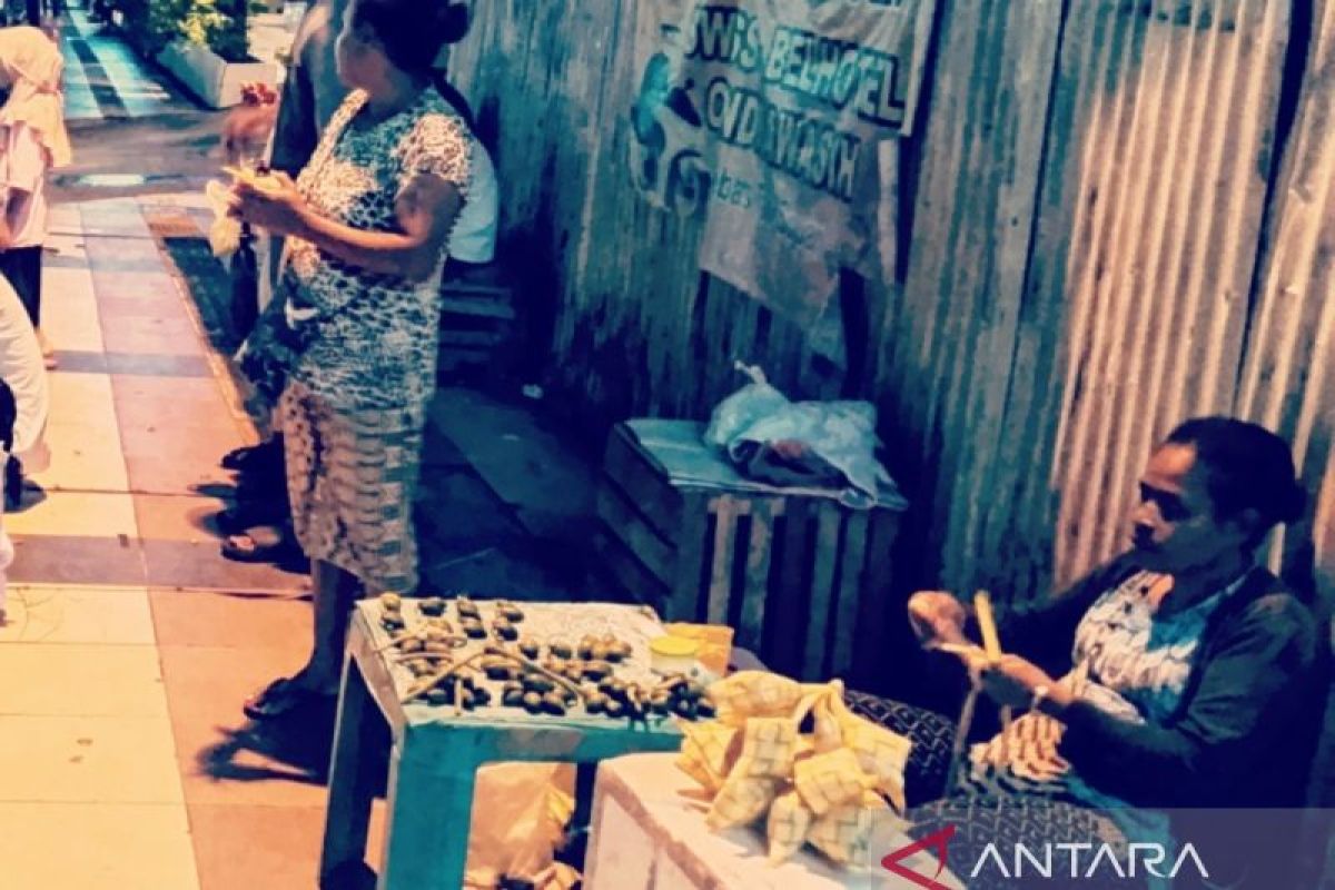 Mama Papua manfaatkan ketrampilan membuat ketupat tambah pendapatan