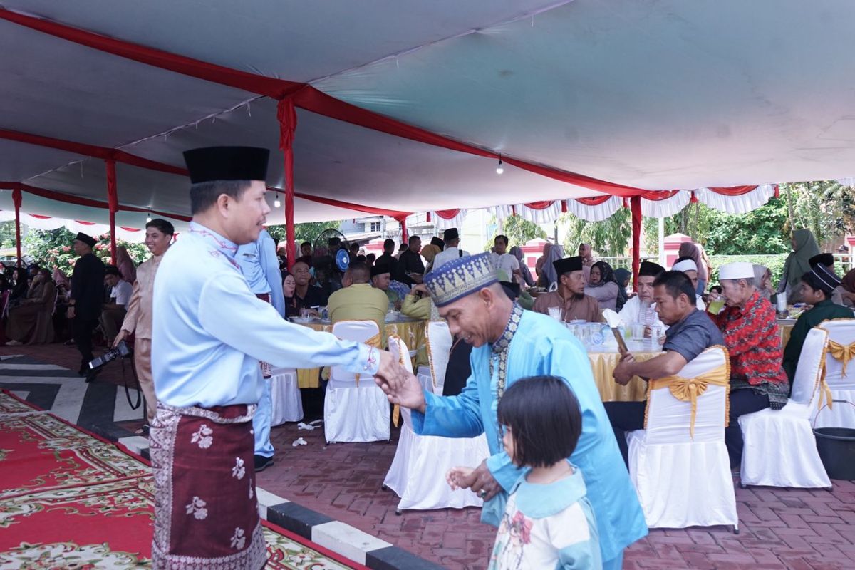 Bupati Satono perkuat silaturahim dengan warga pada Idul Fitri