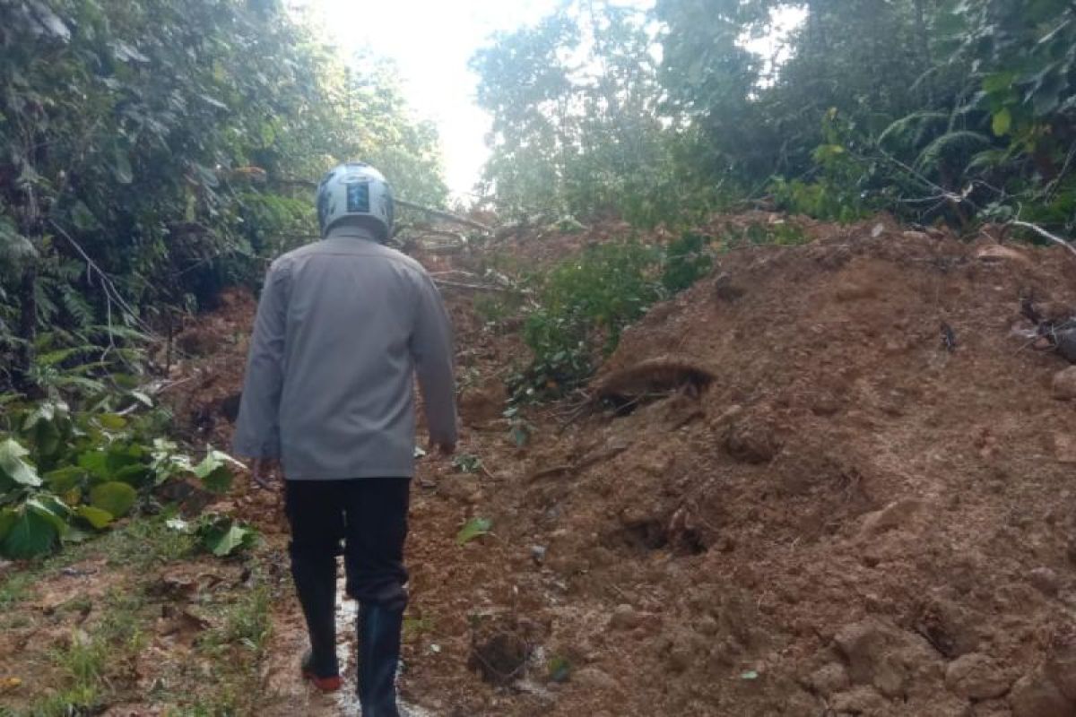 Jalan menuju batas RI-Malaysia di Kapuas Hulu tertimbun tanah longsor