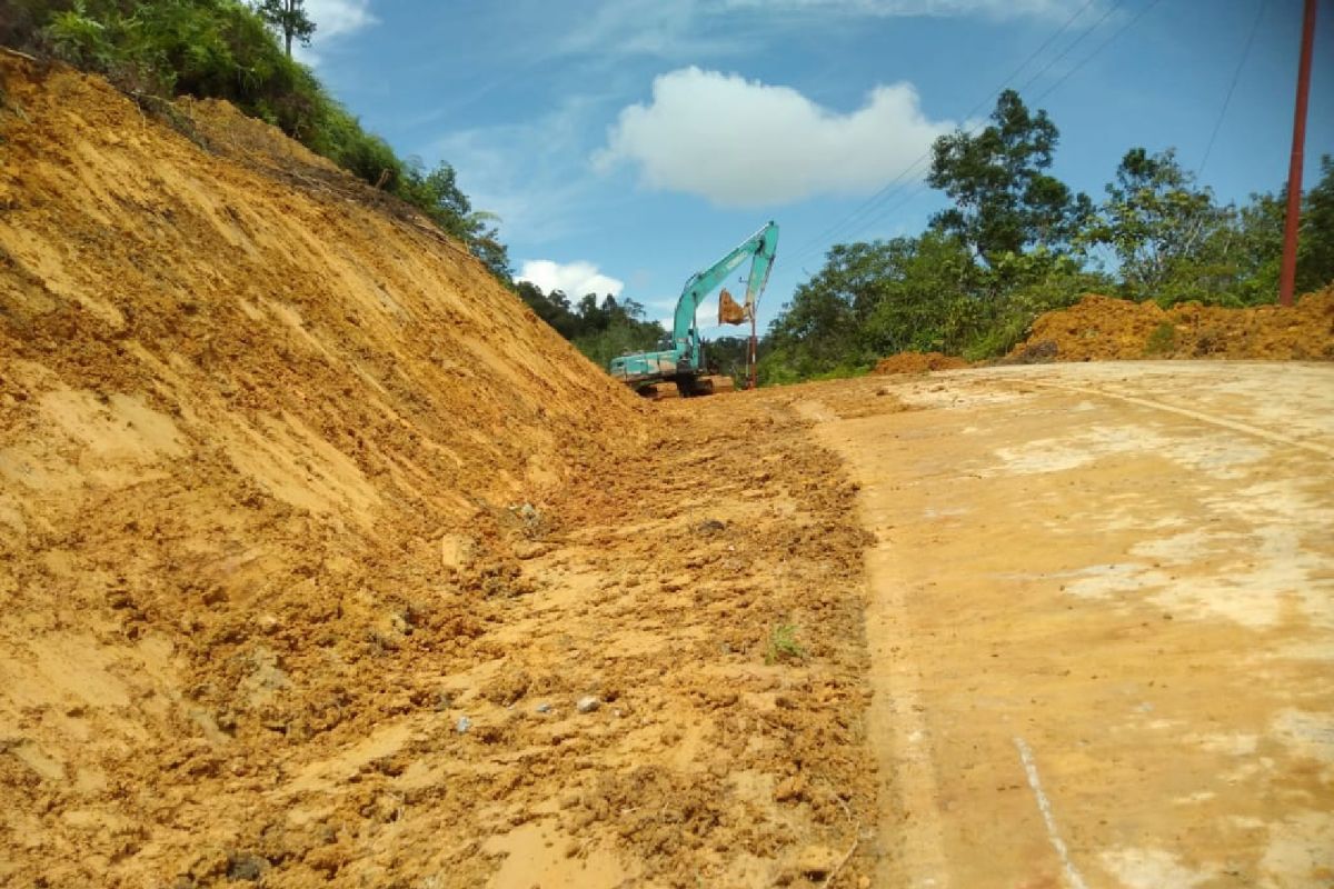 Kementerian PUPR tangani timbunan tanah longsor di Batang Lupar Kalbar