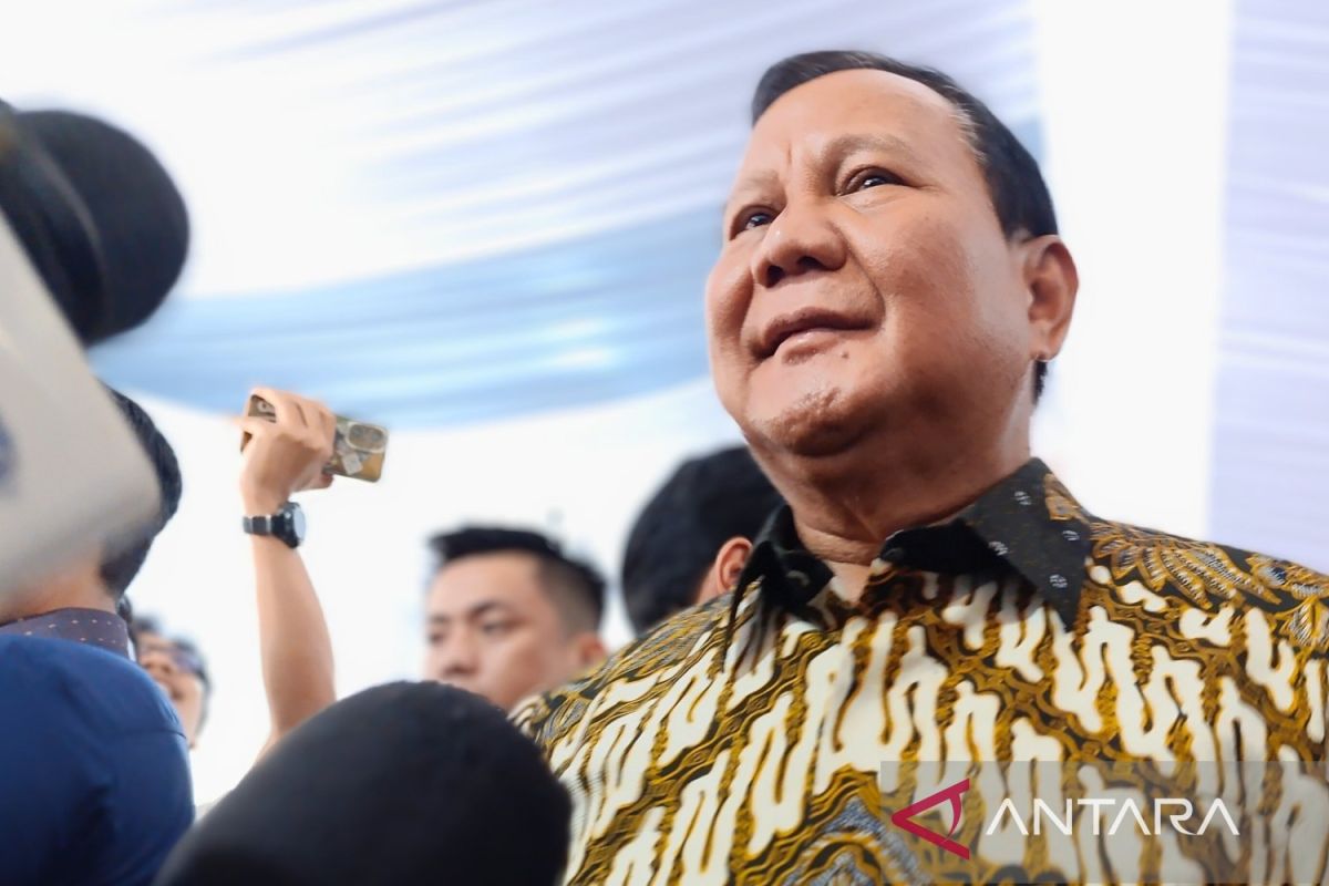 Prabowo Subianto tersenyum saat ditanya rencana pertemuan dengan Megawati