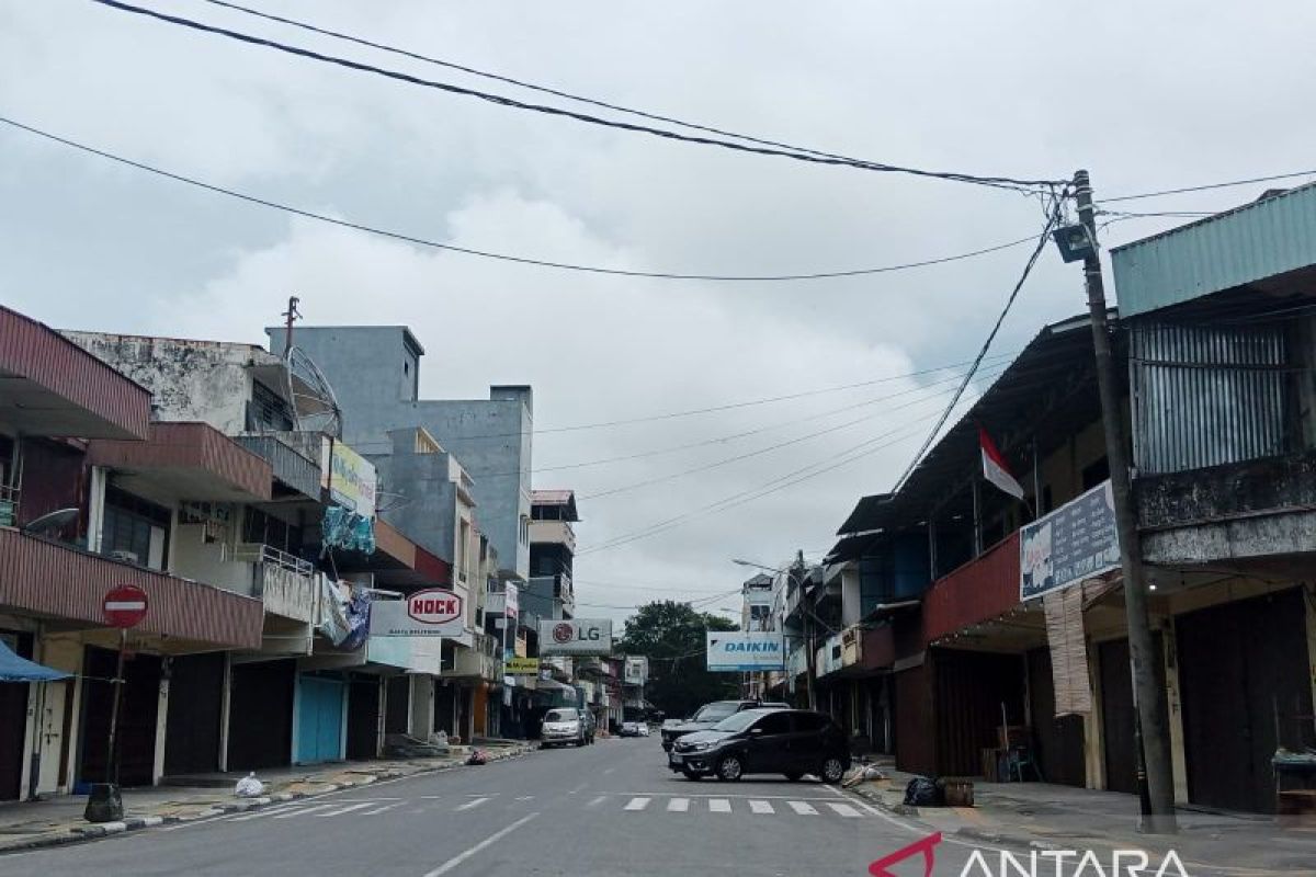 Pusat pertokoan di pasar Tanjung Pandan masih tutup pada hari kedua Lebaran 2024