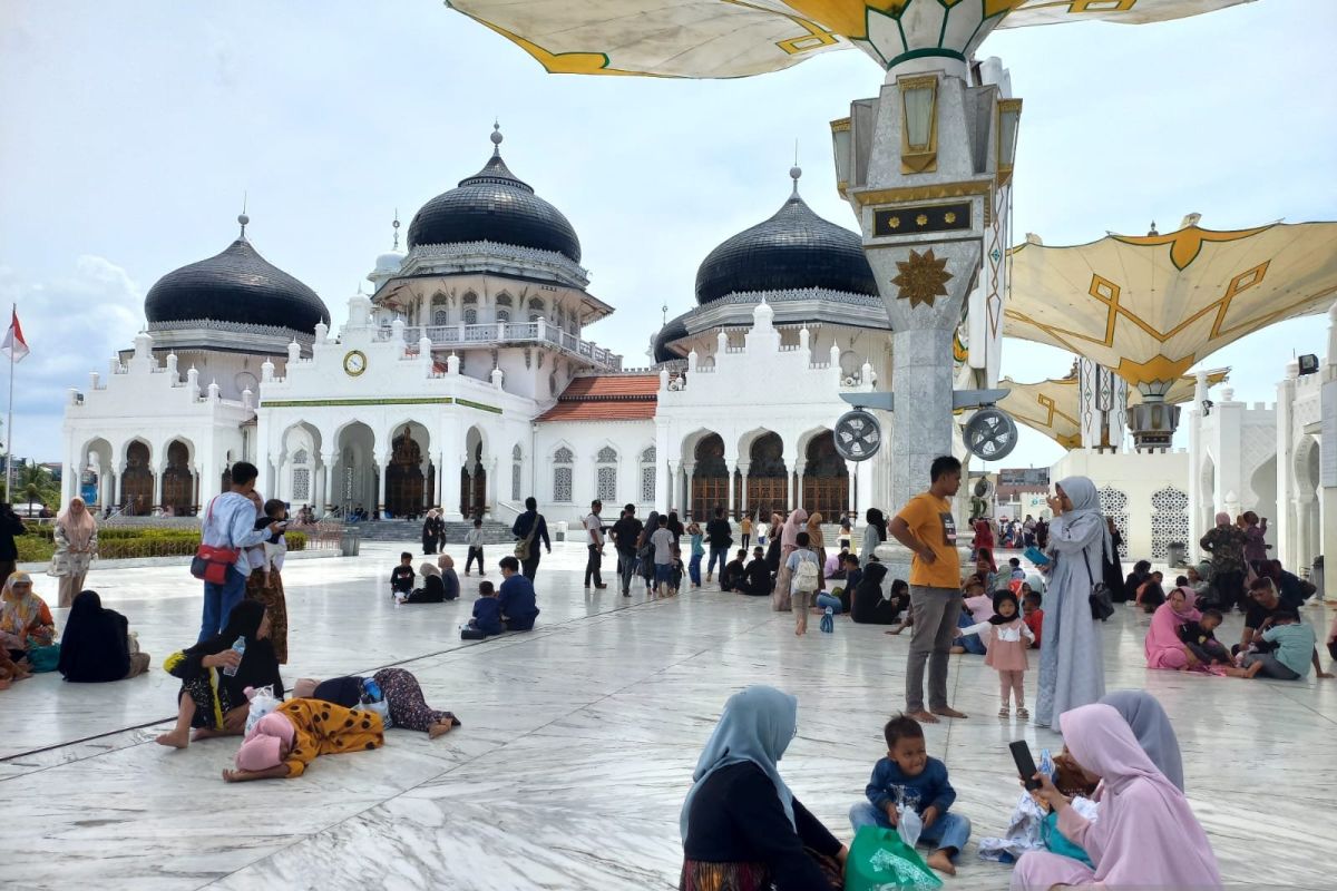Masjid Raya Baiturrahman menjadi pilihan wisatawan mengisi libur Lebaran