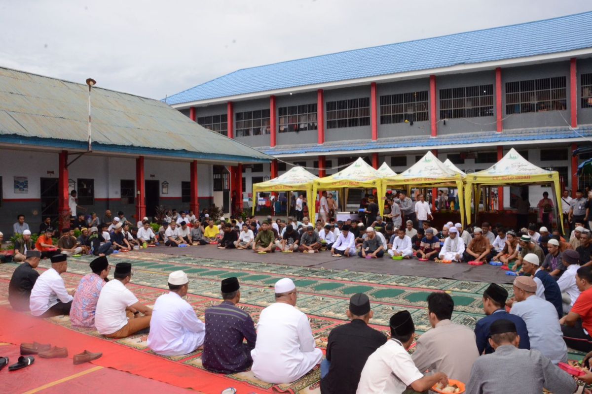 Kakanwil Kemenkumham apresiasi tradisi makan bareng WBP di Rutan Palu