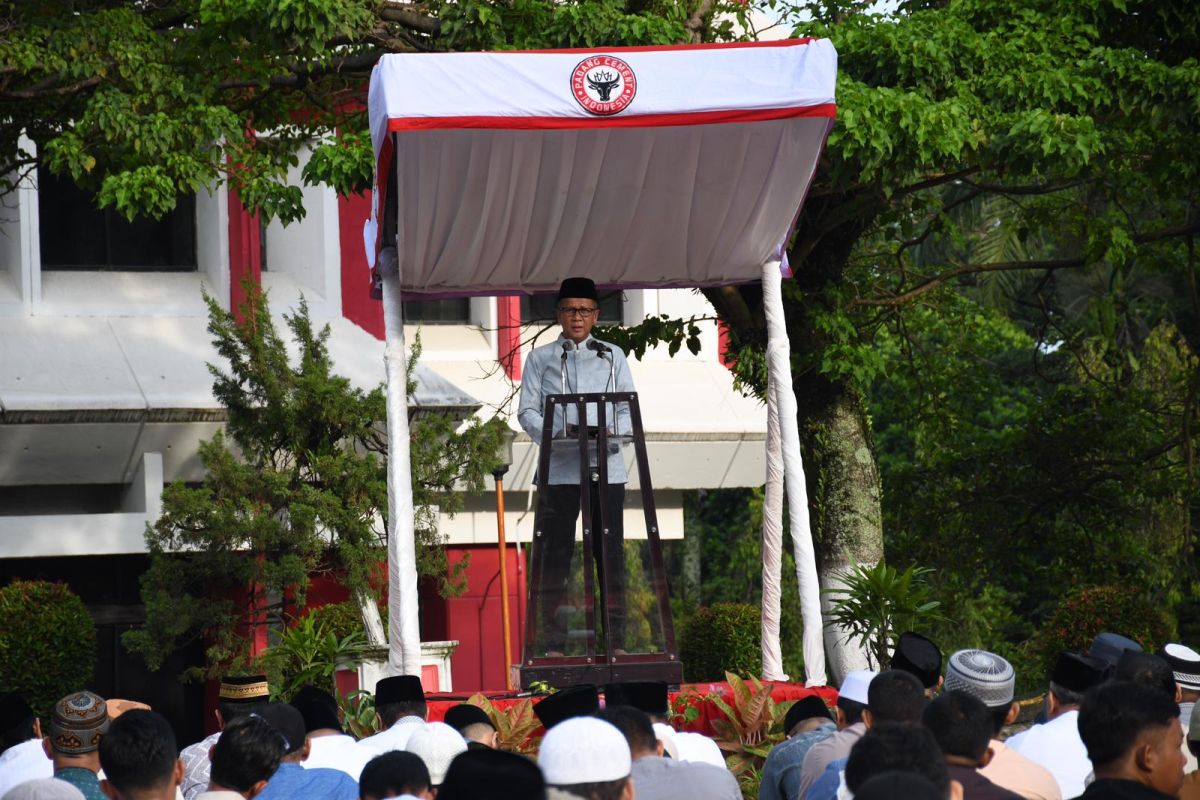 Ribuan warga shalat Ied di Plaza Kantor Pusat Semen Padang, Dirut: sambut kemenangan dengan tingkatkan Iman dan Taqwa