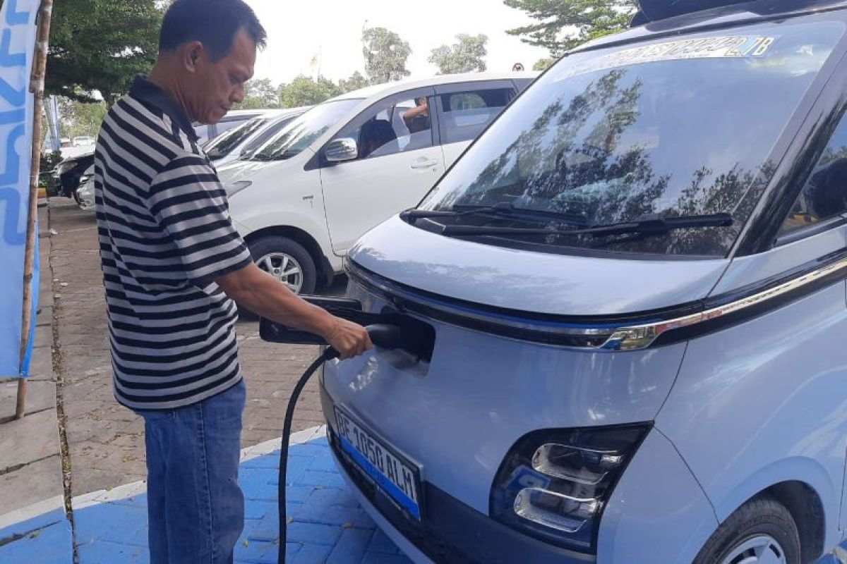 Puluhan pemudik pengguna mobil listrik nyaman ngecas di rest area JTTS