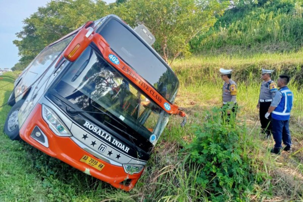 Sebanyak tujuh orang meninggal dalam kecelakaan bus di Tol Semarang-Batang
