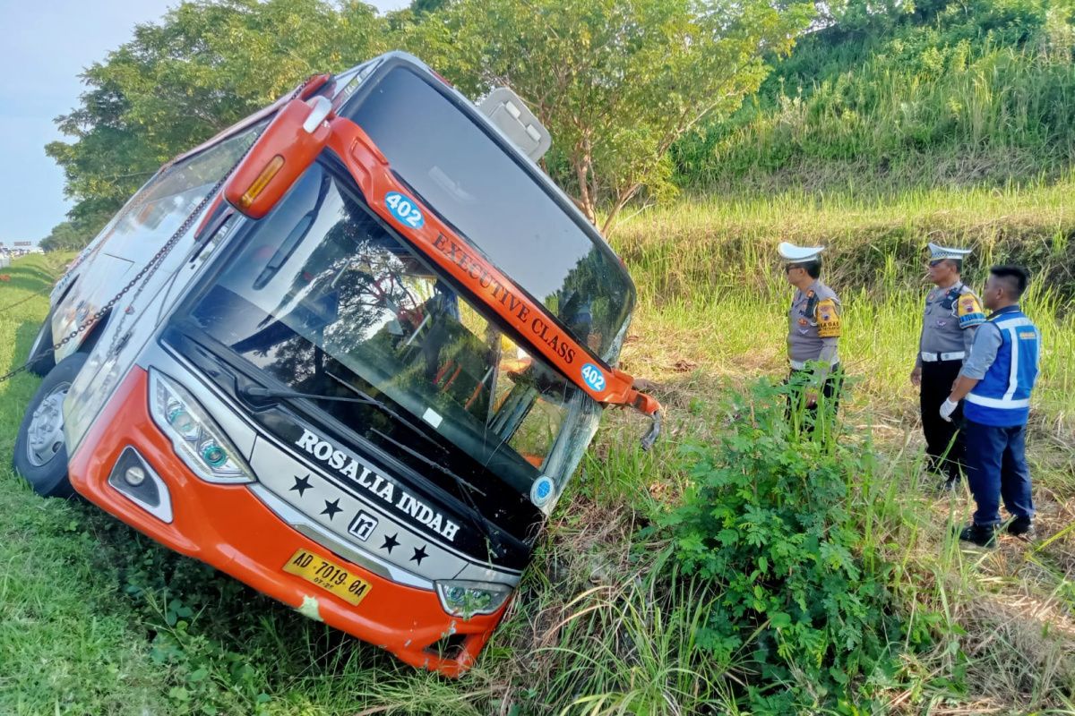 Bus Rosalia Indah kecelakaan di Tol Semarang - Batang, tujuh tewas