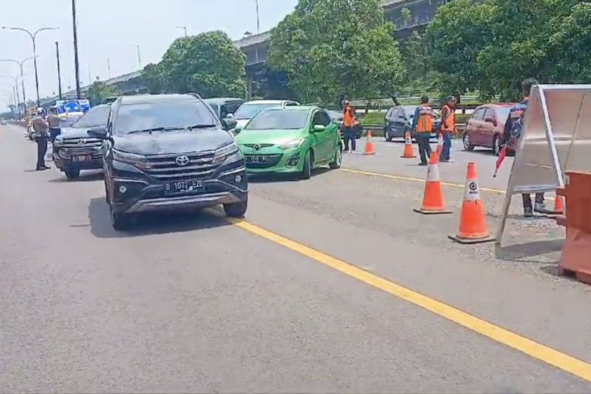 Petugas terapkan contraflow di KM 47-65 jalan Tol Jakarta-Cikampek sehari setelah Lebaran