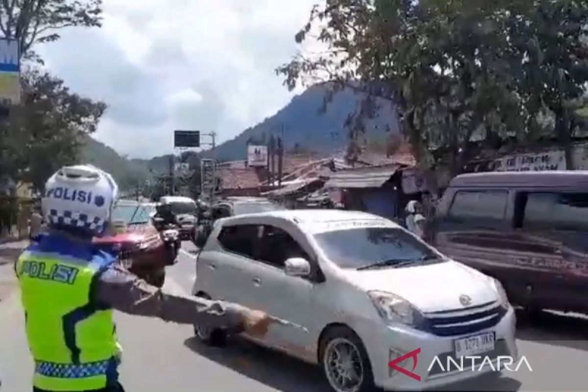 Polisi berlakukan satu arah atasi kepadatan lalin jalur Bandung-Garut