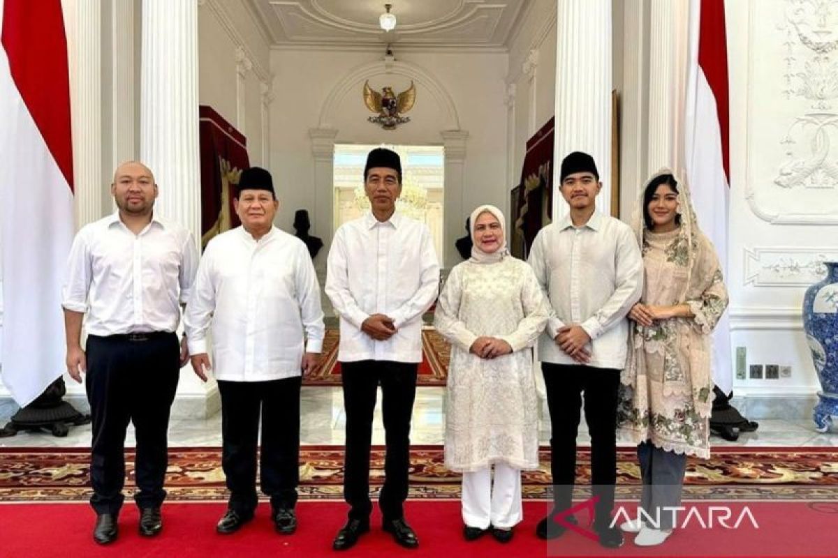 Prabowo and his son visited the palace on the second day of Eid al-Fitr