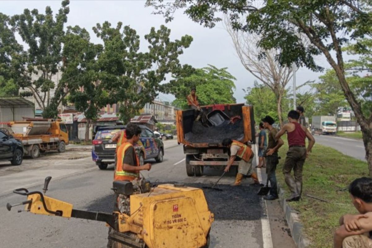 Dinas PUPR-PKPP Provinsi Riau perbaiki jalan berlubang di Pekanbaru
