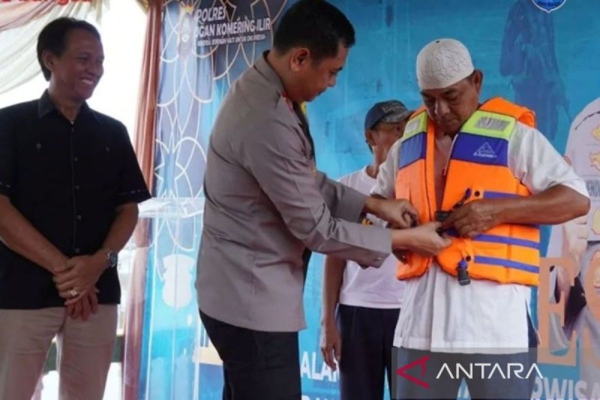 Pemkab OKI bagi-bagikan pelampung antisipasi kecelakaan di perairan