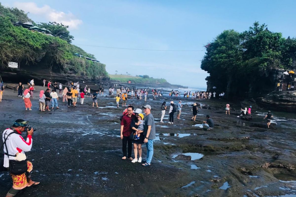 Fotografer dan pedagang di Tanah Lot nikmati pendapatan naik