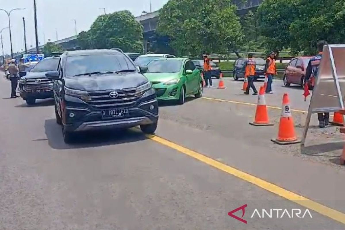 Petugas terapkan contraflow di KM 47-65 jalan Tol Jakarta-Cikampek
