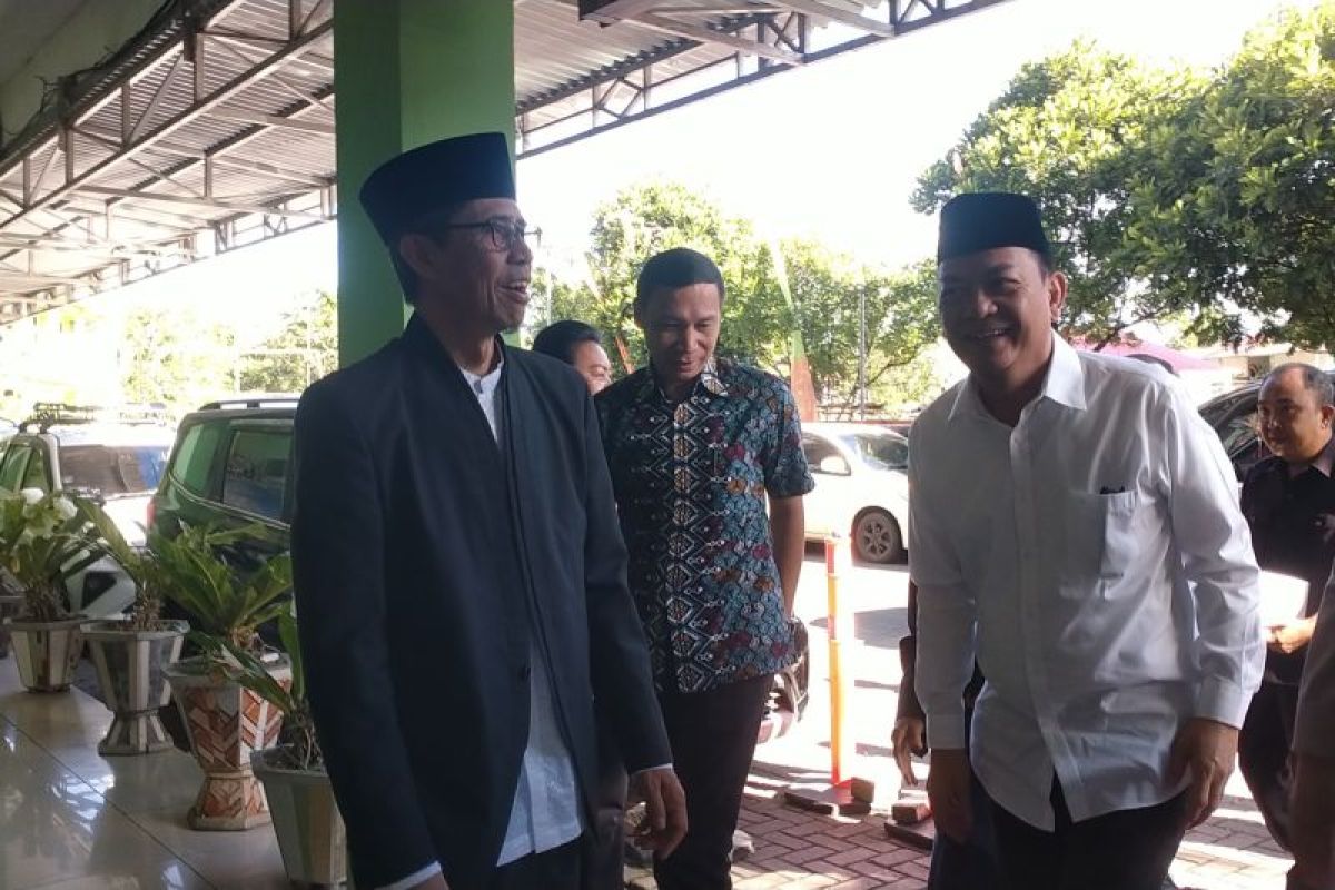 Wali Kota Tomohon serahkan dana hibah Rp20 juta ke Masjid Agung Matani