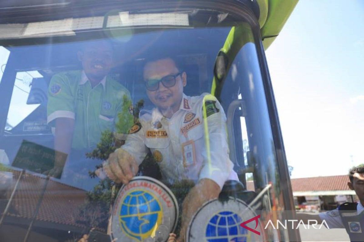 Warga Tangerang diminta gunakan bus pariwisata terpasang stiker laik jalan