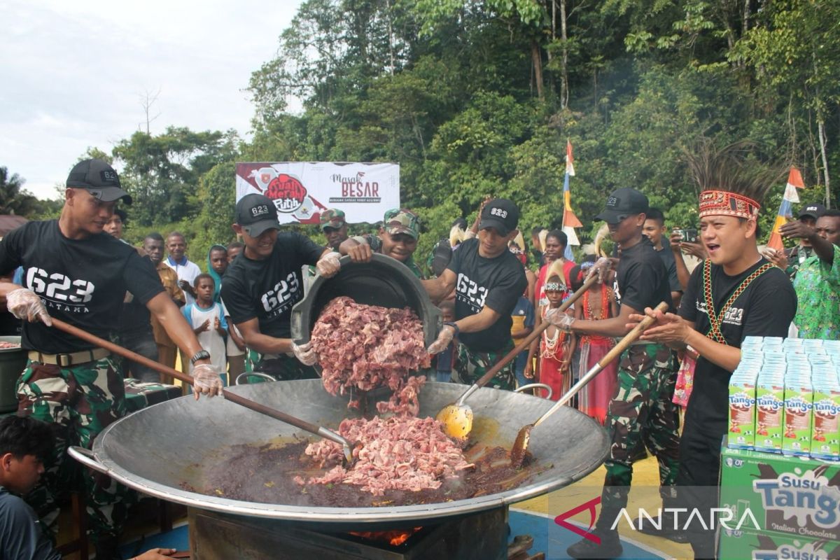 TNI dan youtuber masak seribu porsi daging untuk warga Maybrat