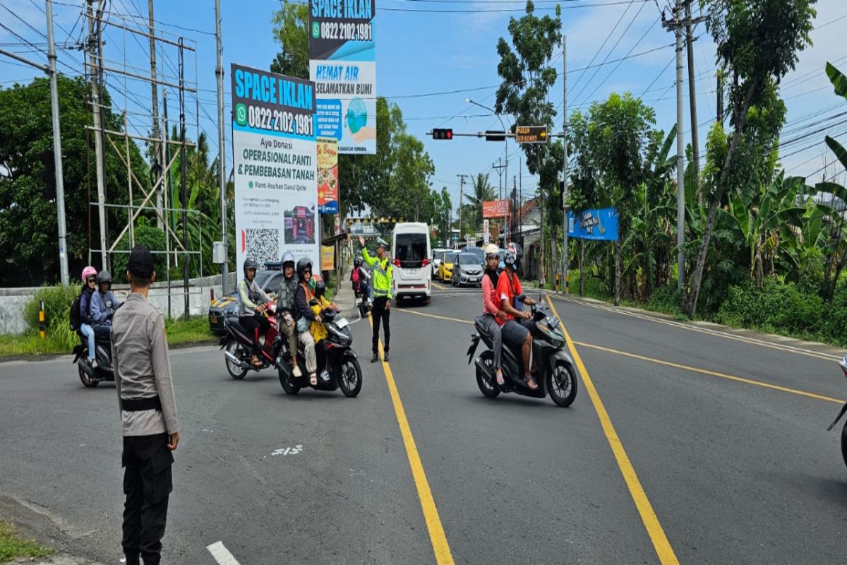 Polres Kulon Progo memastikan aru lalu lintas Wates-Purworejo landai