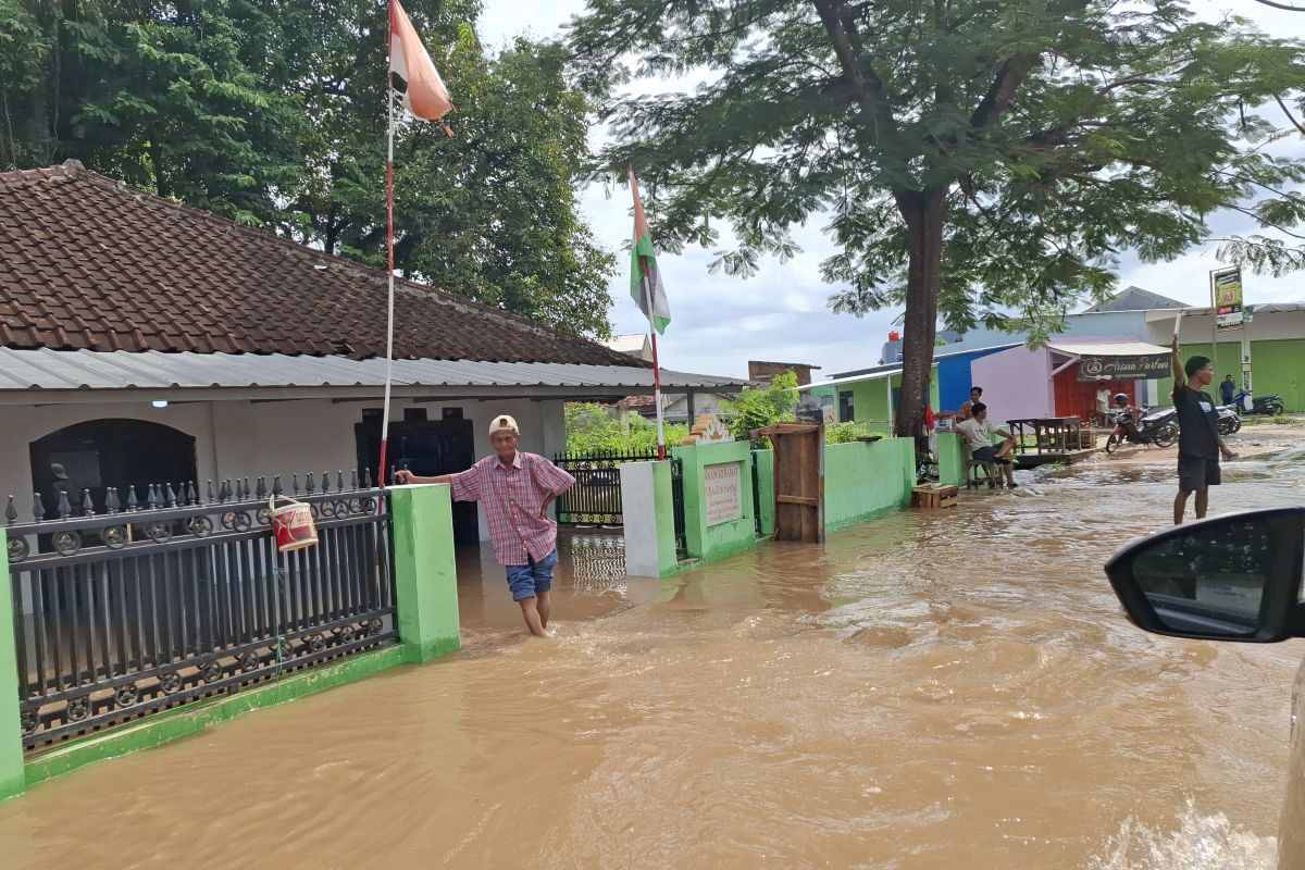 Ratusan rumah di Teluk Betung Bandarlampung terendam banjir