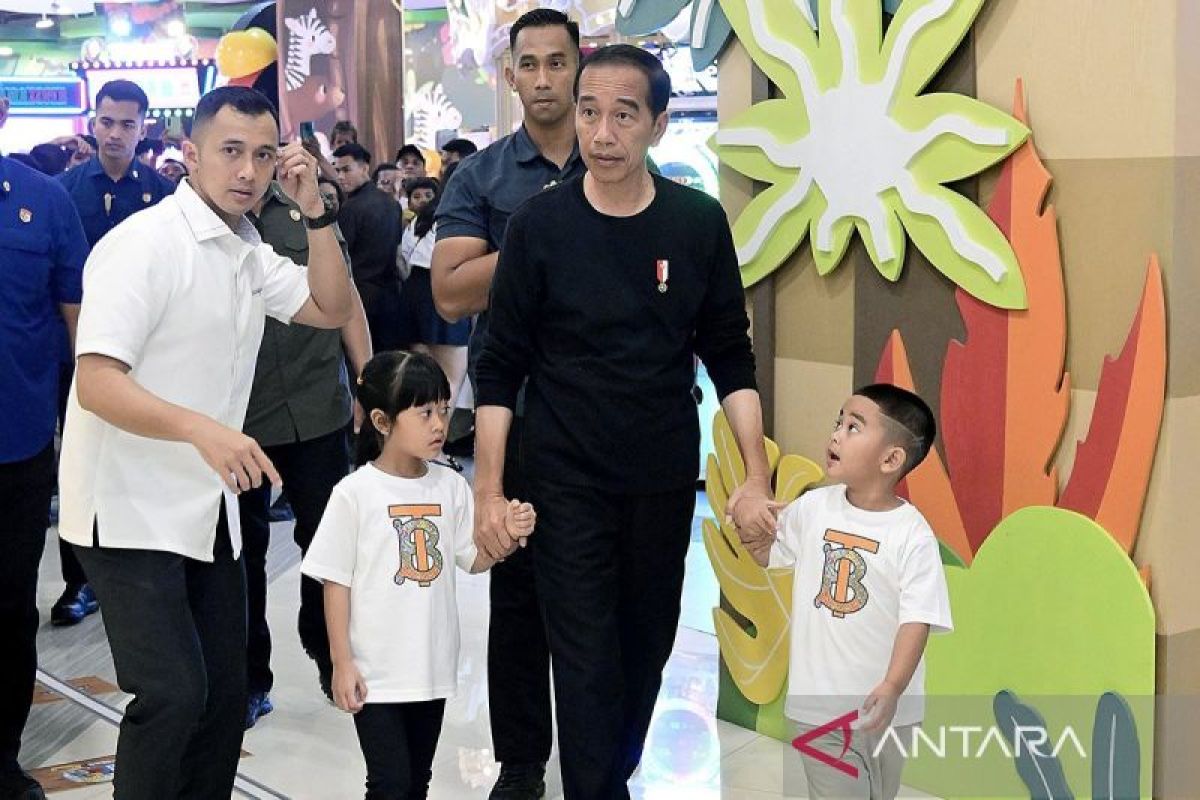 Presiden Jokowi manfaatkan libur Lebaran untuk temani cucu bermain