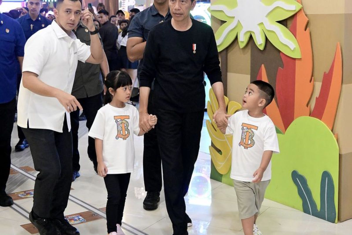 Jokowi manfaatkan libur Lebaran untuk temani cucu bermain di Medan