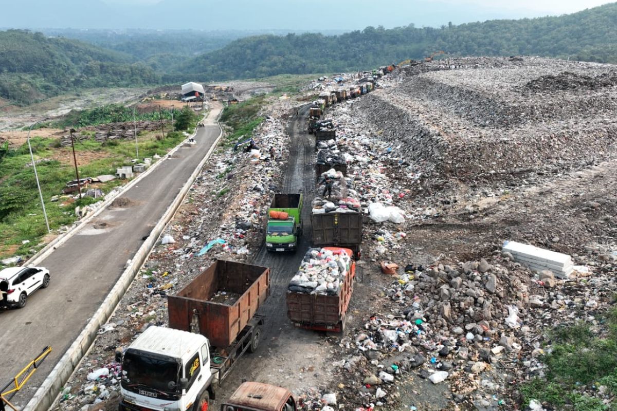 Sampah dari kawasan Bandung Raya di TPA Sarimukti terkelola baik