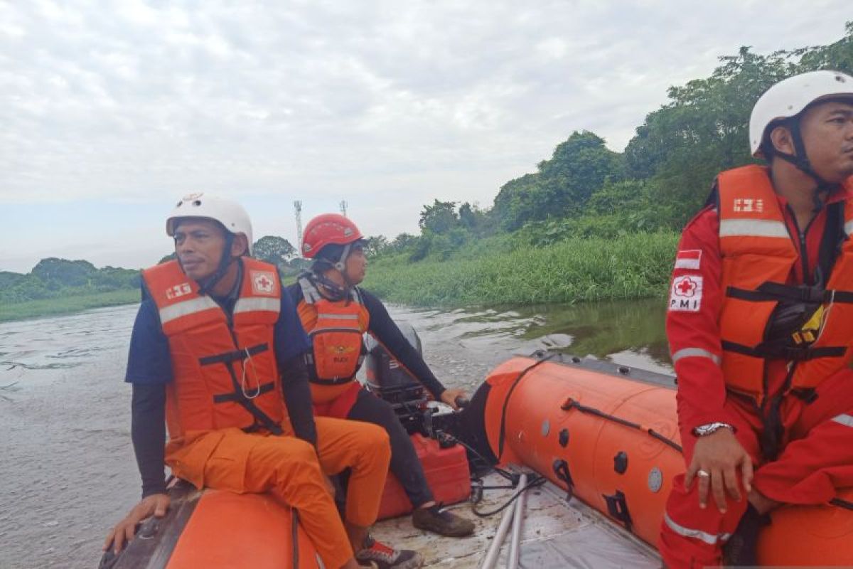 Basarnas cari pria yang tenggelam di Borang Palembang